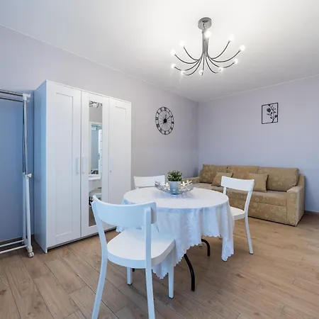 Apartament Debiec Pleasant *